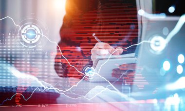 Resmi takım elbiseli bir iş adamı not defterine not alıyor. Hesap makinesi ve dizüstü bilgisayarı olan bir ofis. Önplanda sanal haritanın hologramı. Dijital teknoloji kavramı