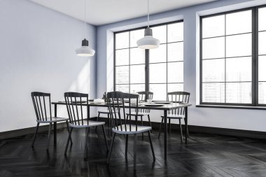 İçi ahşap sandalyelerle dolu mavi yemek odası, yan görüş, siyah parke döşeme. Minimalist mobilyalı yemek odası ve şehir manzaralı panoramik pencere. Boşluk boş duvarını kopyala, 3B oluşturma