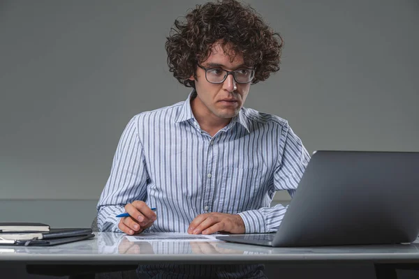 Office Man Serious Concentrated Looking Computer Screen Pen Hand Financial — Stock Photo, Image