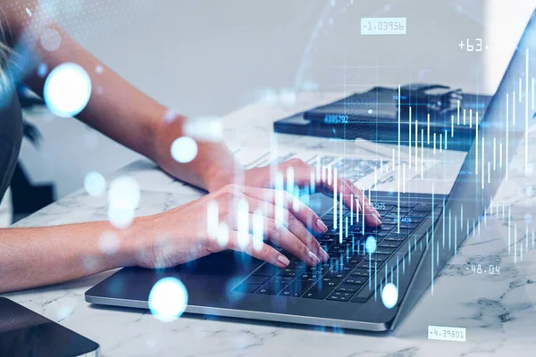 Ofisteki Kadın Bilgisayarla Çalışıyor Kapatıyor Borsa Hologramı Değiştiriyor Mavi Çizgilerin — Stok fotoğraf