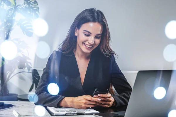 Bürofrau Lachend Mit Telefon Computer Mit Klemmbrett Und Dokumenten Auf — Stockfoto