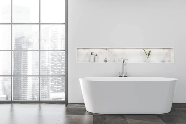 Interior Banheiro Brilhante Com Banheira Branca Piso Concreto Azulejo Janela — Fotografia de Stock