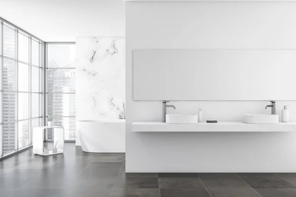 Světlý Interiér Koupelny Vanou Dvojitým Umyvadlem Zrcadlem Dlážděnou Betonovou Podlahou — Stock fotografie