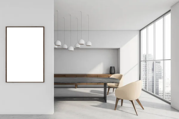 Weißes Esszimmerinterieur Mit Holztisch Beige Sessel Auf Betonboden Der Nähe — Stockfoto