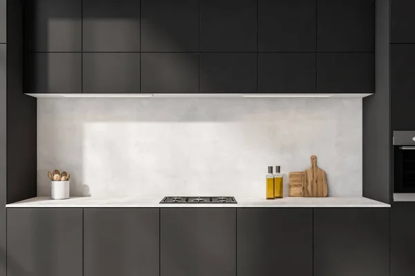 白い大理石のバックスプラッシュとワークトップ 統合されたストーブ シンプルなキャビネットと台所用品と黒のキッチン ミニマルなインテリアデザインコンセプト 3Dレンダリング — ストック写真
