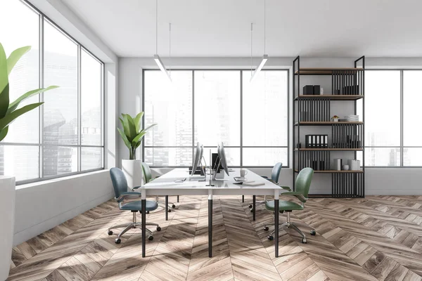 Weiße Büroräume Mit Grünen Sesseln Und Computern Auf Dem Tisch — Stockfoto
