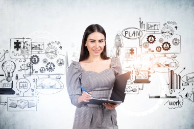 Ofisteki kadın elinde kalemle notlar tutuyor, gülümsüyor, plan yapıyor. Siyah iş çizimleri vitesli, grafikli, finansal analizli ve ağ iletişimli. Yönetim kavramı