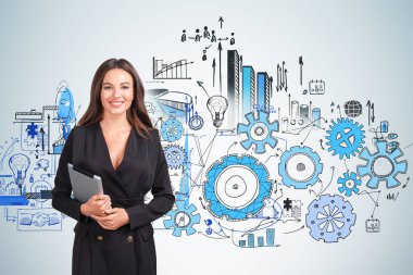 Ofisteki kadın kameraya bakıyor, gülümsüyor, mutlu görünüyor. Mavi arka plan üzerine iş stratejisi planı, vitesli karalama çizimi ve grafik dinamiği. Proje yönetimi kavramı