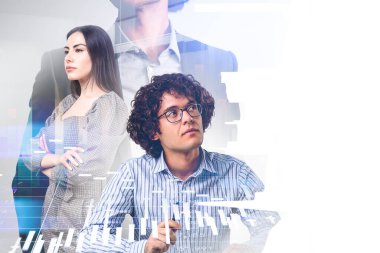 Düşünceli iş adamları hayal kuruyor ve soyut ofis alanlarında çözümler arıyorlar. Finansal bar çizelgeleri. Çift pozlama