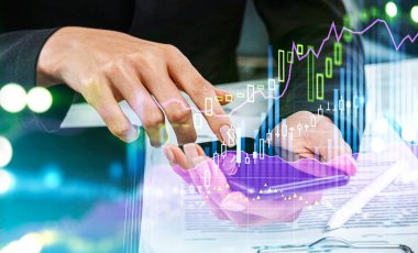 Resmi takım elbiseli bir iş kadını akıllı telefondan mesaj yazıyor. Ofis işyeri. Arkaplanda pano var. Çalışma süreci ve aygıtlar aracılığıyla iletişim kavramı