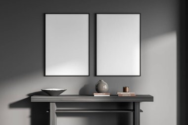 Arka arkaya iki boş beyaz poster sergi, çanak çömlek, kitaplar, masa, gri duvar. Sanat yeri için minimalist tasarım kavramı. Model yap. 3d oluşturma