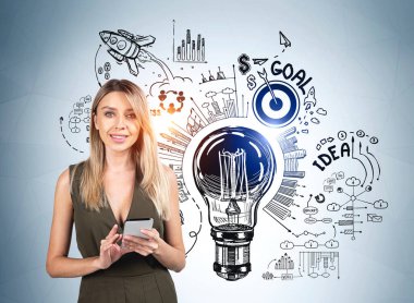 Gülümseyen çekici iş kadını, elinde ampul, roket fırlatma, başlatma, gol, asma kilidi güvenliği, bar ve pasta diyagramı olan bir robot resmin yanında duruyor ve elinde akıllı telefon var. Yaratıcı fikir kavramı