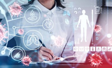 Beyaz takım elbiseli kadın doktor araştırma üzerinde çalışıyor. İnsan vücudu, akciğer, kalp, bakteri, hap ve şırınga ikonu ile dijital arayüz. Sağlık ve aşı kavramı