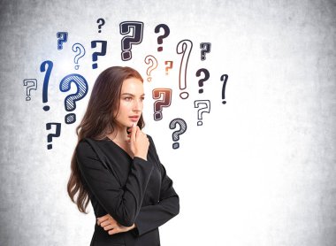 Resmi tulum giyen genç çekici iş kadını gülümsüyor. Arka planda soru işaretleri olan çizim. Başarılı kariyer, liderlik, kalkınma ve ticaret kavramı