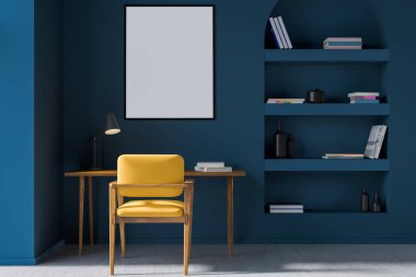 Parlak çalışma alanı sarı koltuk, masa ve lamba, duvardaki kemer kitaplığı kitaplar ve dekorasyonla dolu. Mavi duvarda kopya alanı çerçevesi olan ofis işyeri, 3B görüntüleme