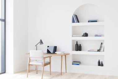 Masa masası, dizüstü bilgisayarı ve lambası olan beyaz çalışma alanı, kitaplarla ve dekorasyonla dolu duvarda kemerli bir kitaplık. Pencereli ofis çalışma yeri ve boşluk duvarını kopyala, 3B oluşturma