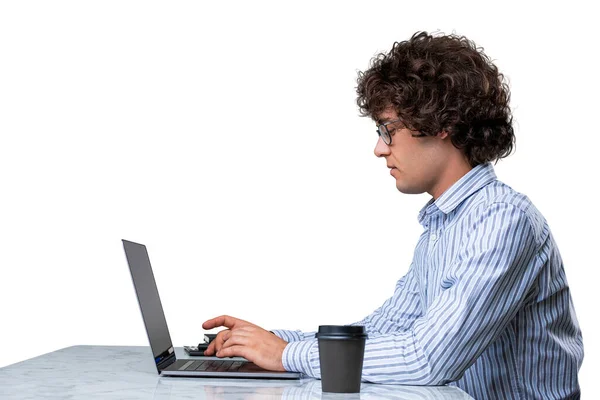 Man Shirt Met Laptop Profiel Bureau Met Koffiebeker Naar Het — Stockfoto