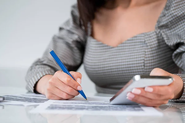 Escritório Mulher Mãos Escrevendo Papel Segurando Smartphone Close Documento Negócios — Fotografia de Stock