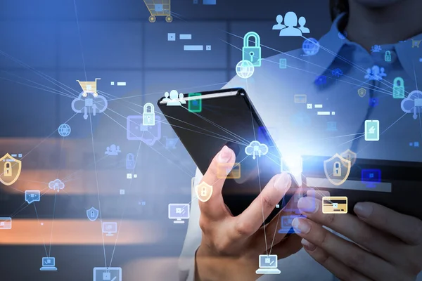 Akıllı telefon ve banka kartı ya da kredi kartı kullanan bir iş kadını. Renkli ödeme güvenlik simgeleri. Teknoloji ve online alışveriş kavramı