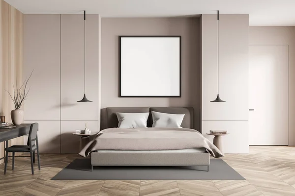 Quadratischer Rahmen Über Bett Beige Gestalteten Schlafzimmer Mit Zwei Pendelleuchten — Stockfoto