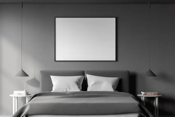Ciemne Wnętrze Sypialni Łóżkiem Białe Poduszki Szafki Nocne Lampkami Przestrzeń — Zdjęcie stockowe