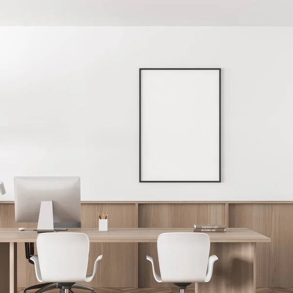 Světlý Interiér Kanceláře Prázdným Bílým Plakátem Psacím Stolem Pohodlným Křeslem — Stock fotografie