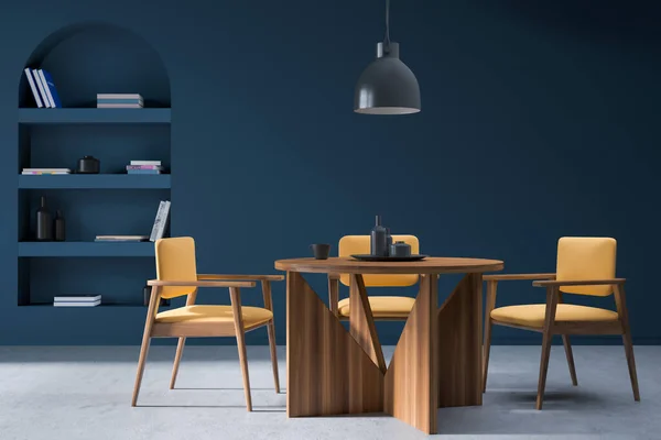 Eten Interieur Met Gele Stoelen Houten Tafel Met Borden Lamp — Stockfoto