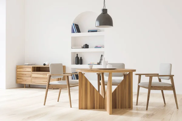 Esszimmer Mit Weißen Stühlen Und Holztisch Mit Geschirr Lampe Und — Stockfoto