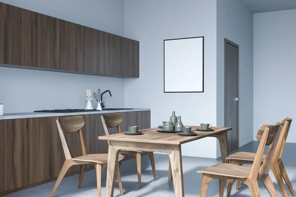 4つの木製の椅子と料理付きのテーブル付きのミニマリストダイニングインテリア シンクとストーブ コンクリート床とドア 白い壁にスペースフレームをコピーし 3Dレンダリング — ストック写真