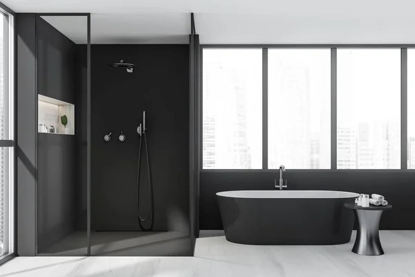Sötét Fürdőszoba Belső Káddal Zuhanyzóval Betonpadlóval Panorámás Ablakkal Szingapúrra Néző — Stock Fotó