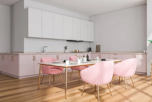 食器付きのテーブル付きの白いキッチンルームのインテリア 木製の床に4つのピンクの座席 サイドビュー 棚やキッチン用品付きの調理室 3Dレンダリング — ストック写真