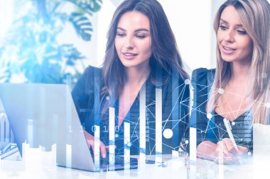 Bilgisayarlı iki ofis kadını ekrana bakıyor, borsayla çifte temas, hologramı hatlar ve ikili kodlarla değiştiriyor. Programlama kavramı