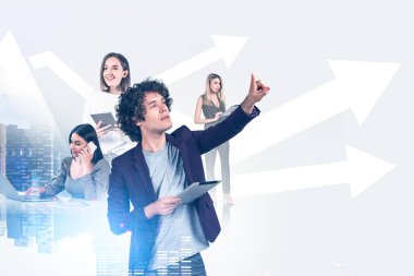 Tablet parmaklı bir işadamı büyüyen okları işaret ediyor, birlikte çalışan insanlar, bulanık bar şeması ve şehir gökdelenlerini iki kez gösteriyor. Başarılı ortaklık kavramı