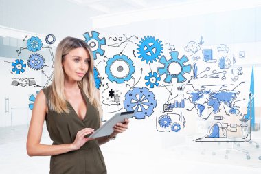 Ofisteki kadın elinde cihazla dalgın dalgın bakıyor, gülümsüyor. Ofis odasının arka planına ilişkin iş stratejisi planı, vitesli mavi karalama çizimi ve grafik dinamiği. Proje sunumu kavramı