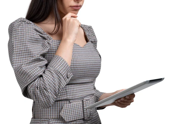 正式な着用で デバイスとの普及したオフィスの女性 白い背景に隔離された技術を使用してビジネス会社の専門スタッフ ビジネスアイデアの概念 — ストック写真