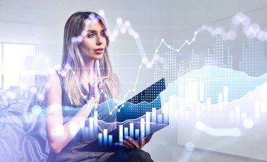 Resmi tulum giyen iş kadını çenesine dolma kalemle dokunuyor ve pano tutuyor. Arka planda ofis işyeri var. Ön planda mali grafik ve bar diyagramı var. Ticaret kavramı