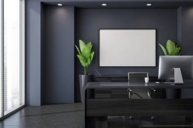 Siyah ofis patronu odasının içinde masa ve bilgisayar, bitkilerle dolu ahşap çekmece, beton zeminde koltuk. Şehir görünümlü pencereler, boşluk çerçevesini kopyala, 3B görüntüleme
