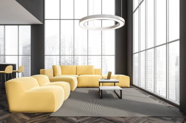 İçi panoramik pencereli karanlık oturma odası Singapur şehri manzaralı, sarı kanepe, sehpa, dizüstü bilgisayar ve meşe ağacından parke zemin. Soğukluk için minimalist tasarım kavramı. 3d oluşturma