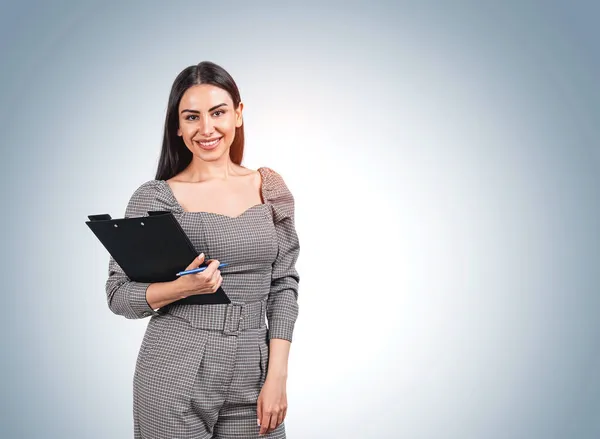 Mujer Pie Mono Mirada Feliz Documentos Negocios Las Manos Fondo —  Fotos de Stock