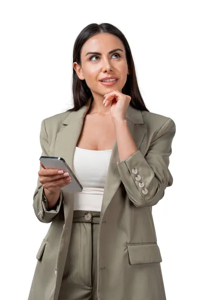 Młoda Atrakcyjna Uśmiechnięta Bizneswoman Formalnym Płaszczu Trzyma Smartfona Koncepcja Współczesnych — Zdjęcie stockowe
