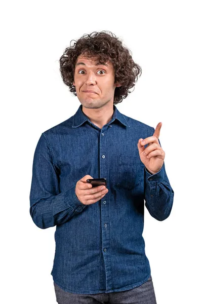 Zaskoczony Mężczyzna Luźnej Koszuli Korzystający Telefonu Ręku Burza Mózgów Palca — Zdjęcie stockowe