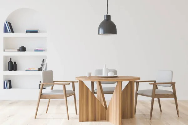 Esszimmer Mit Stühlen Und Holztisch Mit Geschirr Lampe Und Bücherregal — Stockfoto