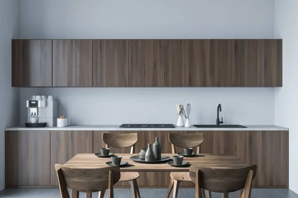 Minimalistisches Kochinterieur Mit Vier Holzstühlen Und Esstisch Mit Geschirr Spüle — Stockfoto