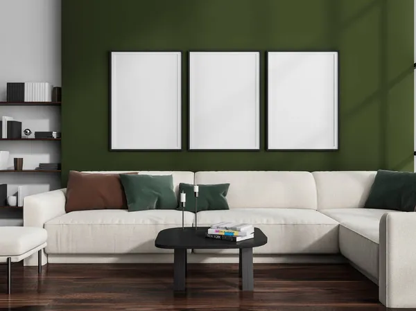 Oturma Odasının Tarafındaki Yeşil Duvarda Içinde Beyaz Kanepede Sehpada Raflarda — Stok fotoğraf