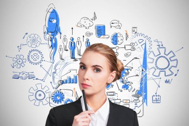 Resmi takım elbiseli iş kadını, robot resimle, roket fırlatma, uluslararası harita, çark, bar diyagramı ile çene önünde duruyor ve ona dokunuyor. İlham ve hayal gücü kavramı