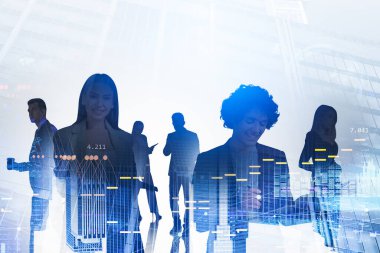 İş kadını ve iş adamı birlikte çalışır not alır ve sohbet ederler. Ön planda iş arkadaşlarının silueti var. Şehir merkezindeki gökdelen arka planda. İletişim kavramı