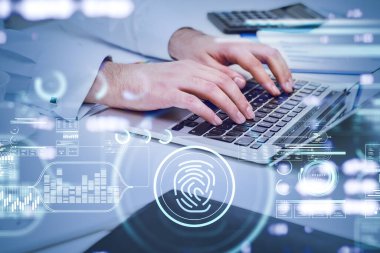 İşadamı dizüstü bilgisayarda mesaj yazıyor. Ön planda daire hologram, hud, bar ve pasta diyagramı ile dijital arayüz. Arka planda ofis işyeri var. Ticaret ve muhasebecilik kavramı