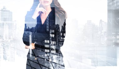 Ofisteki kadın düşünüyor, yanak yanağa, takım elbiseli yönetici, şehir manzarası ve ofis binalarıyla çifte çekim. Kariyer geliştirme ve seçim kavramı