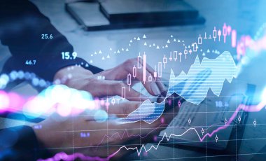 Ofisteki kadın telefon ekranına dokunur, masadaki pano, borsa hologramı değiştirir. Renkli çizgiler ve büyüyen şamdanlar. Ticaret uygulaması kavramı