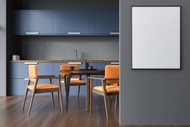 Minimalist mavi yemek masası, üç koltuk ve tabaklı ahşap yuvarlak masa, koyu parke zemin. Boşluk çerçevesini gri duvara kopyala, 3B görüntüleme